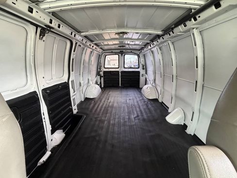 Used 2017 Chevrolet Express 2500 Extended RWD image 13