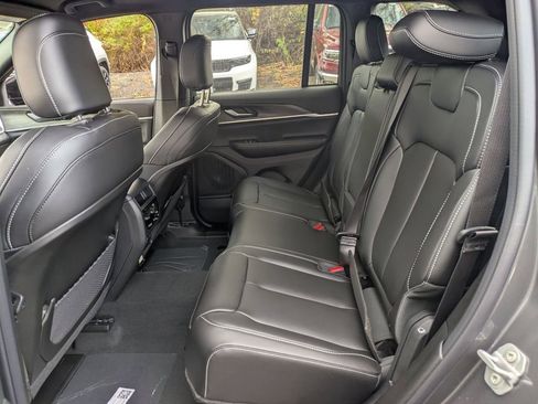 New 2025 Jeep Grand Cherokee Limited image 24