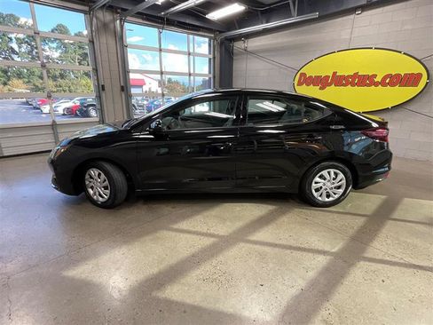 Used 2020 Hyundai Elantra SE FWD image 2