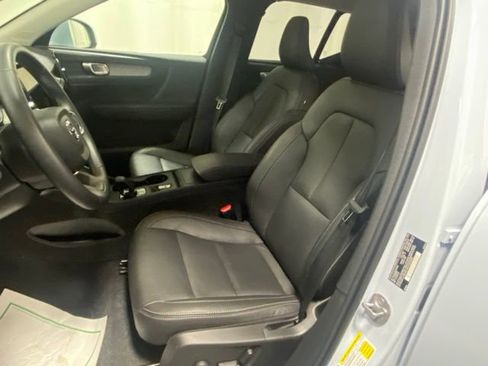 Used 2025 Volvo XC40 B5 Core image 11