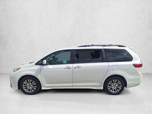 Used 2019 Toyota Sienna XLE Premium w/ Carpet Mat Package FWD image 8