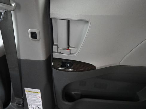 Used 2016 Toyota Sienna XLE FWD image 33