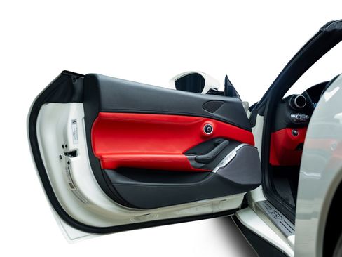 Used 2019 Ferrari Portofino RWD image 55