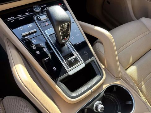 Certified 2022 Porsche Cayenne Platinum Edition image 34