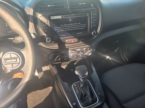 Used 2025 Kia Soul LX w/ LX Technology Package FWD image 2
