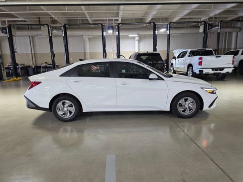 Used 2026 Hyundai Elantra SE FWD image 8