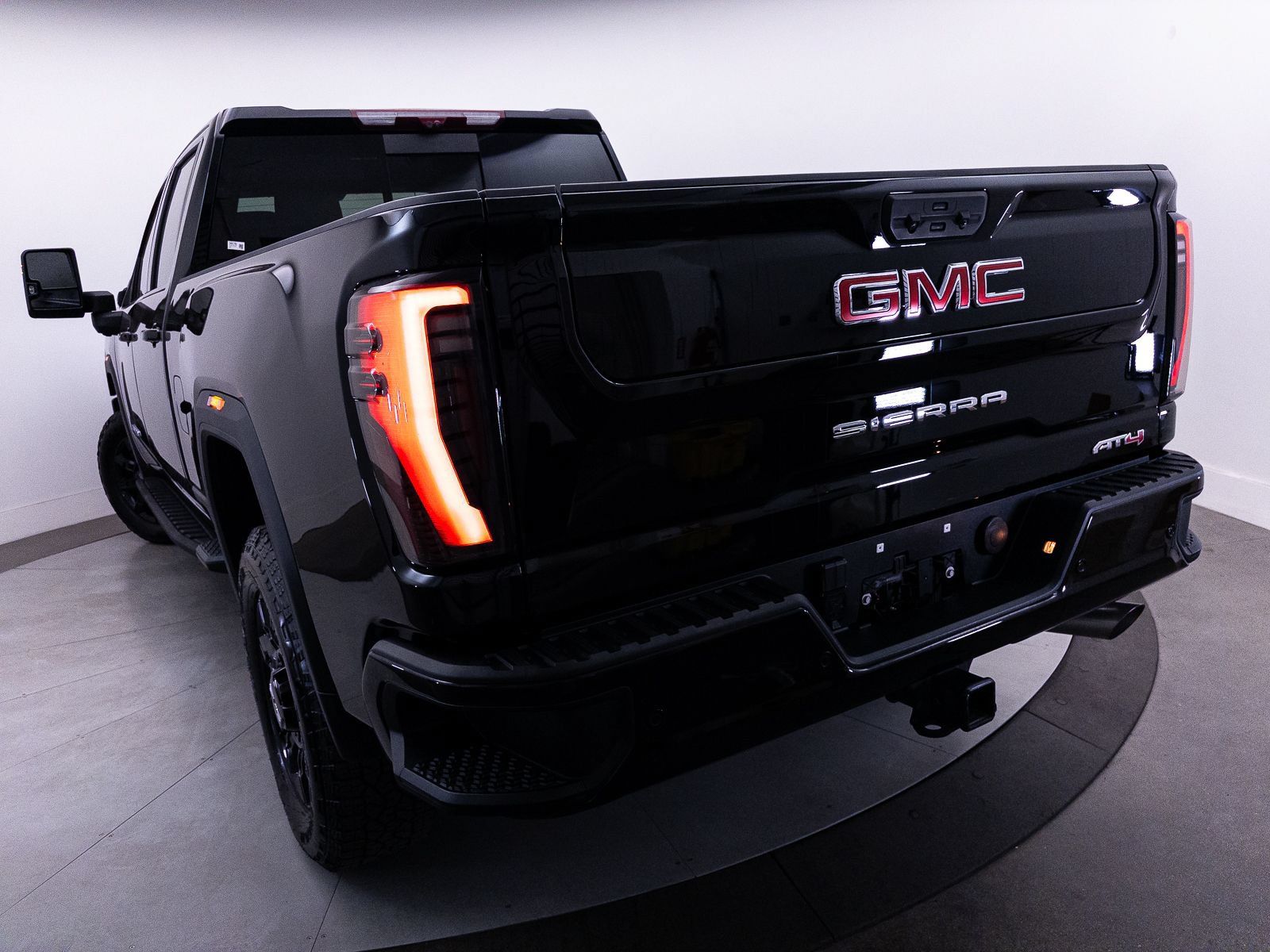 Used 2025 GMC Sierra 2500 AT4 w/ AT4 Premium Plus Package AWD/4WD image 7