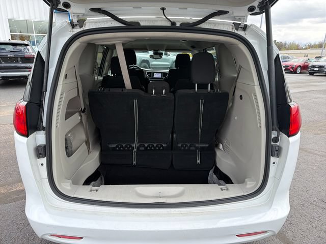 Used 2023 Chrysler Voyager LX FWD image 5