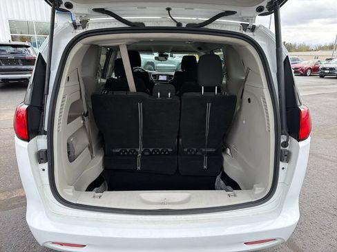 Used 2023 Chrysler Voyager LX FWD image 5