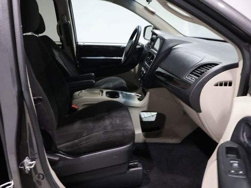 Used 2016 Dodge Grand Caravan SXT image 21