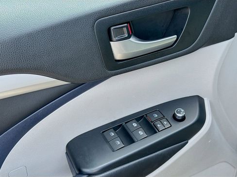 Used 2019 Toyota Highlander XLE FWD image 23