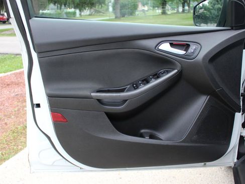 Used 2015 Ford Focus SE w/ Equipment Group 201A FWD image 11