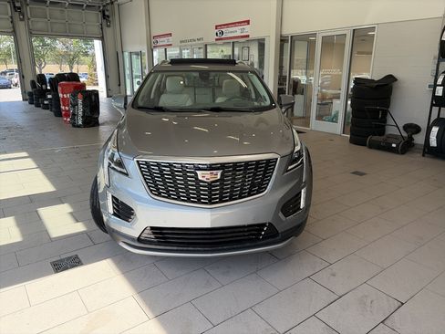 Used 2023 Cadillac XT5 Premium Luxury w/ Technology Package FWD image 2