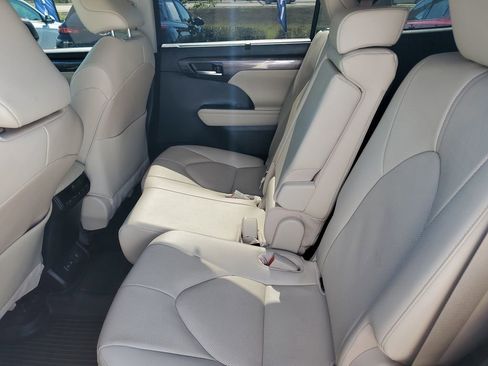 Used 2023 Toyota Highlander Limited image 17