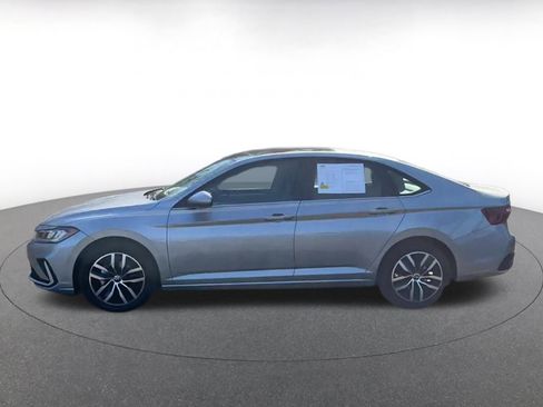 Used 2025 Volkswagen Jetta SE image 10