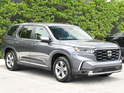 Used 2025 Honda Pilot EX-L image 3