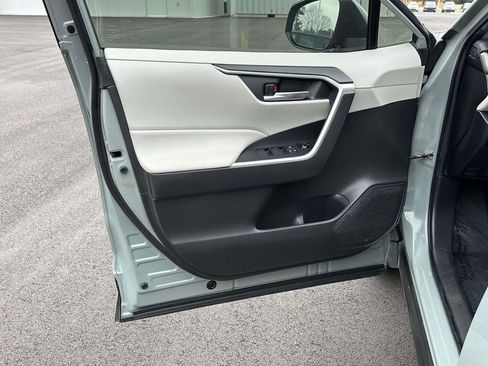 Used 2020 Toyota RAV4 XLE w/ Convenience Package image 5