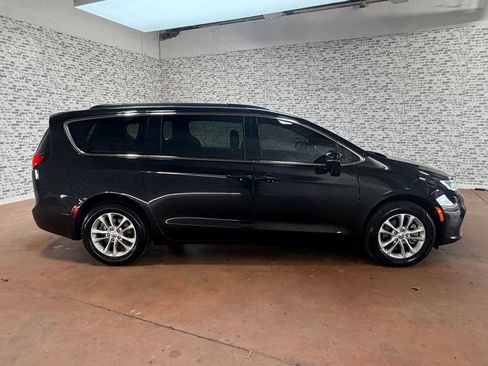 Used 2022 Chrysler Pacifica Touring AWD/4WD image 6