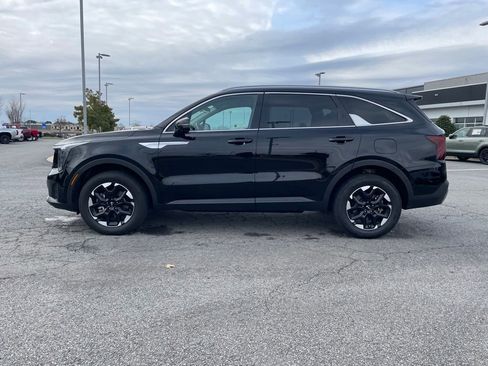 Used 2025 Kia Sorento S image 4