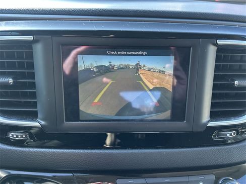 Used 2020 Chrysler Pacifica Touring-L image 23