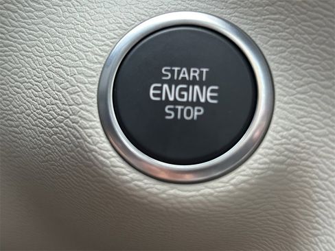 Used 2025 Volvo XC40 B5 Ultra w/ Protection Package image 28