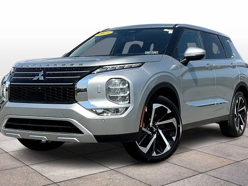 Used 2023 Mitsubishi Outlander SE image 2
