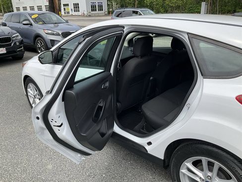 Used 2017 Ford Focus SE w/ Cold Weather Package FWD image 13