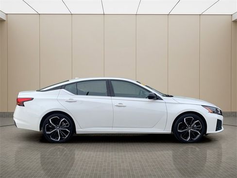 Used 2024 Nissan Altima 2.5 SR image 6