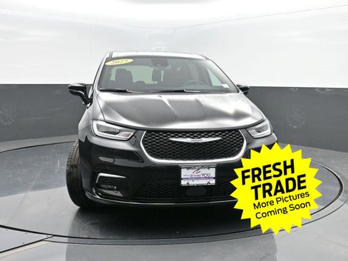 Used 2025 Chrysler Pacifica Select w/ Uconnect Theater Family Group image 41