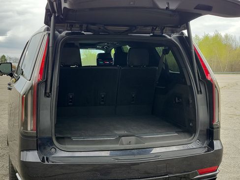 Used 2023 Cadillac Escalade ESV Sport Platinum w/ LPO, ONYX Package AWD/4WD image 18