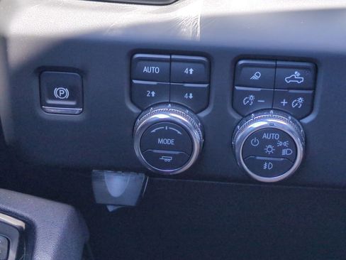 Used 2025 GMC Sierra 1500 AT4 w/ Technology Package AWD/4WD image 18