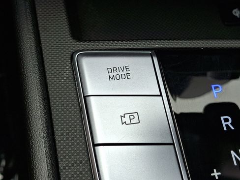 Certified 2025 Hyundai Elantra Limited FWD image 25