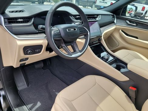 New 2025 Jeep Grand Cherokee Limited w/ Trailer Tow Package image 17