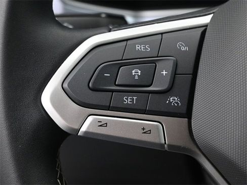 Certified 2025 Volkswagen Taos SE w/ Panoramic Sunroof Package image 17