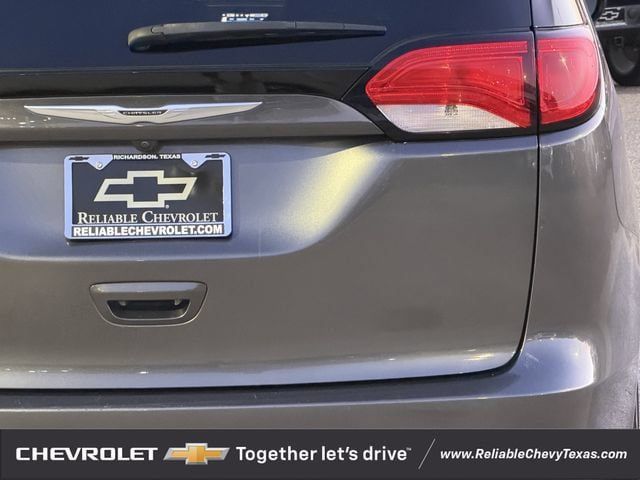Used 2022 Chrysler Voyager LX FWD image 8