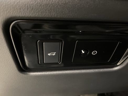 Used 2017 Jaguar F-PACE Premium image 18