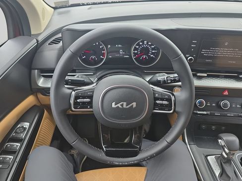 Certified 2024 Kia Carnival LX FWD image 4