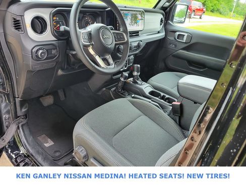 Used 2025 Jeep Wrangler Unlimited Sahara AWD/4WD image 26