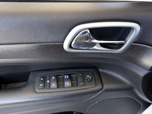Used 2018 Jeep Grand Cherokee Altitude RWD image 36