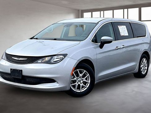 Used 2023 Chrysler Voyager LX image 2