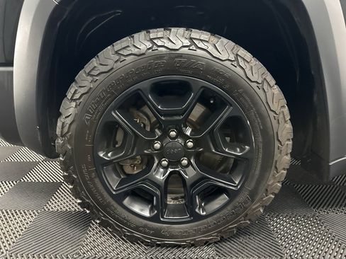 Used 2020 Jeep Cherokee Trailhawk w/ Comfort/Convenience Group image 38