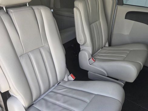 Used 2013 Chrysler Town & Country Touring image 4