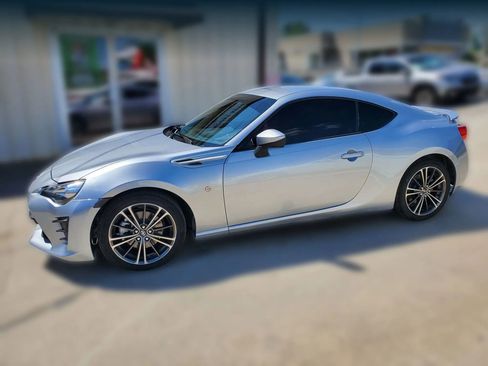 Used 2017 Toyota 86 image 5