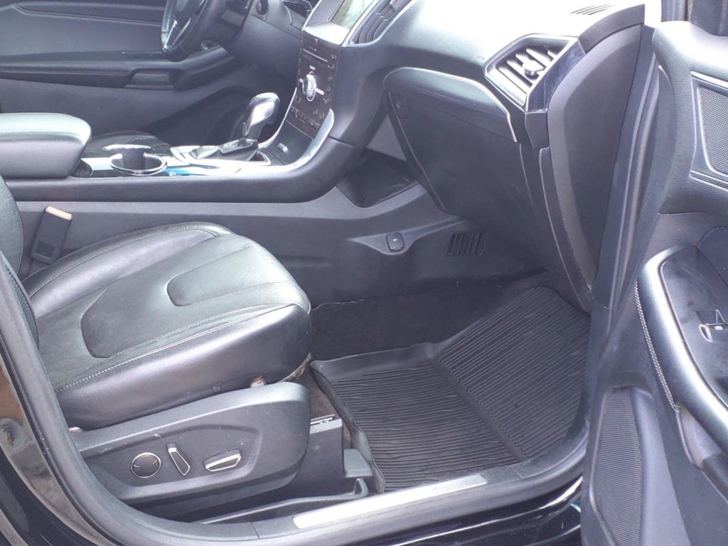 Used 2018 Ford Edge Titanium w/ Equipment Group 301A FWD image 17