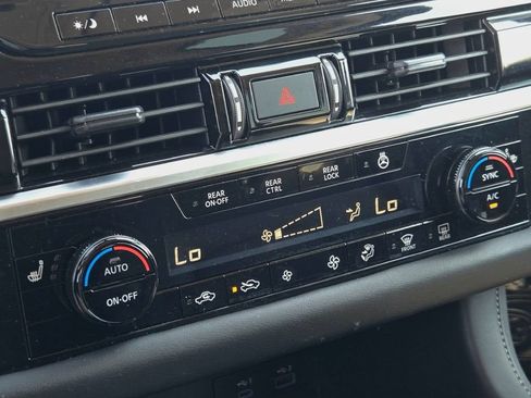 Used 2025 Nissan Pathfinder SL AWD/4WD image 34