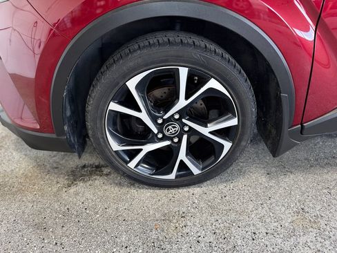 Used 2018 Toyota C-HR XLE FWD image 24