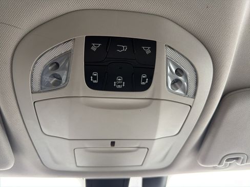 Used 2020 Chrysler Pacifica Touring-L image 21