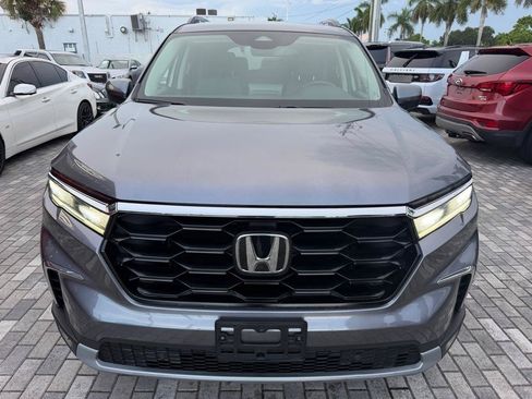 Used 2025 Honda Pilot Touring image 3