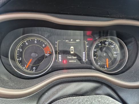 Used 2016 Jeep Cherokee Sport image 7