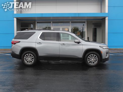 Used 2023 Chevrolet Traverse LT FWD image 3